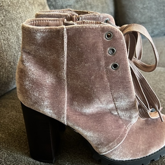 Call It Spring Penha Velvet
Lace-Up Boots Size 8.5 - Picture 7 of 14